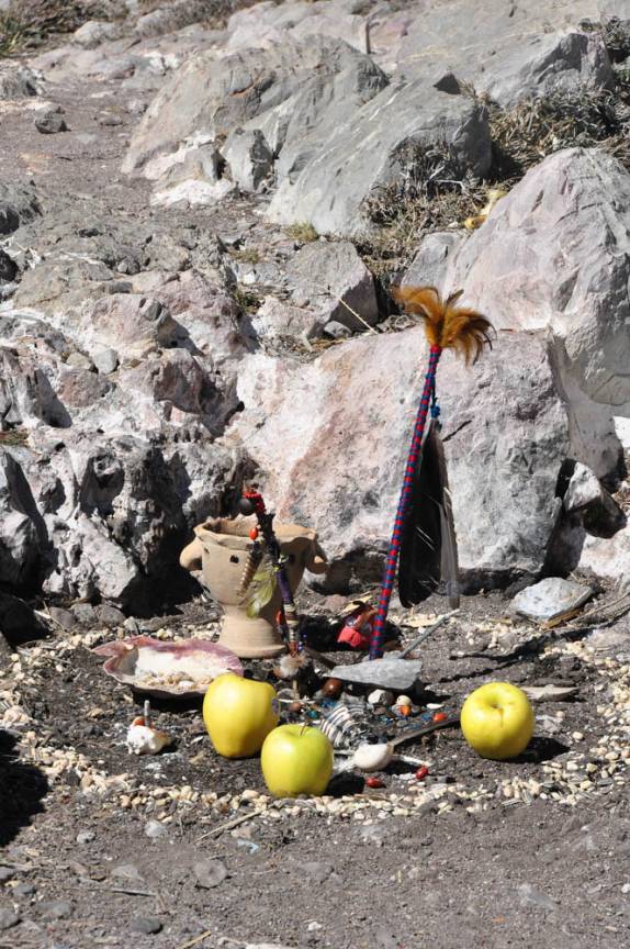 Oferenda à natureza no alto da montanha El quemado, na região de Real de Catorce, pueblo mágico no norte do México
